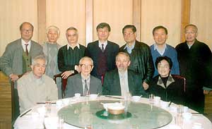 Р.Г.Баранцев и Е.Н.Смирнов (сидят в центре) среди выпускников ЛГУ и ЛПИ.