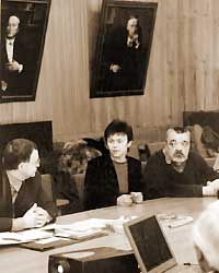 За круглым столом – проректор Л.П.Громова, начальник методического отдела Ю.Б.Васенев (слева) и обозреватель журнала «СПбУ» А.А.Шумилов