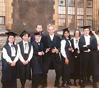 Матрикуляция (посвящение в студенты).Традиционные символы Оксфорда — академические шляпы и мантии.