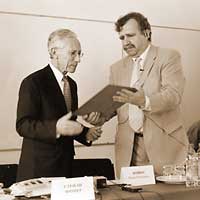 Декан экономического факультета И.П.Бойко вручает диплом Почетного профессора г-ну Стенли Фишеру.