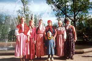 Женская группа Фольклорного ансамбля в Петергофе. 
1999 г.