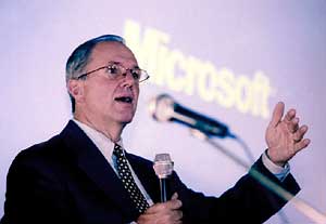 Крейг Манди, вице-президент компании Microsoft.