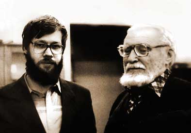 Академик А.Л.Александров (справа)  с Н.Нецветаевым (выпускником  ФМШ-45 1976 г.), ныне докторм физико-математических наук.