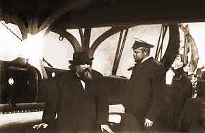 22 августа 1890 г., Кронштадт. Д.И.Менделеев провожает сына Владимира в плавание на палубе крейсера «Память Азова».
