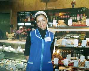 Г.М.Орлова, кондитер 5 разряда, победитель конкурсов кулинаров Петергофа «Золотая Кулина» в 2001, 2002, 2003 гг. 
