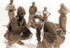 1960 год, на леднике Грум-Гржимайло, под пиком Революции. Слева – С.М.Саввон, справа – А.Д.Александров: дополнительная порция витаминов