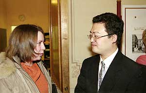 Наш корреспондент беседует с Ли Чжи, китайским консулом по культуре.