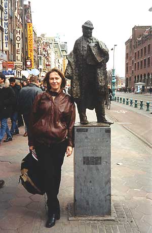 Автор заметок М.А.Надпорожская на одной из центральных улиц Амстердама.