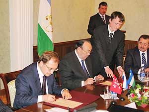 Ректор СПбГУ Н.М.Кропачев и Президент Республики Башкорстостан М.Г.Рахимов подписывают Соглашение о сотрудничестве.