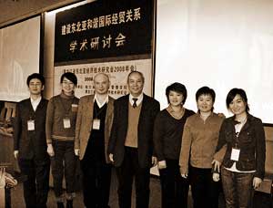 Доцент А.В.Петров (в центре слева), координатор оргкомитета, доктор Сун Чан Сьюн (в центре справа) и молодые китайские ученые-исследователи России.