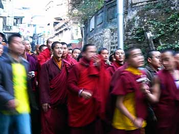 Демонстрация в Дарджилинге (Гималаи) против жестокого подавления китайцами выступлений тибетцев, происходивших в те дни.
