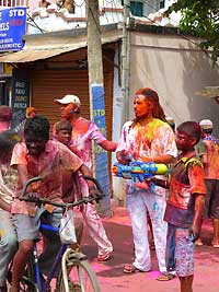 Праздник Holi. Индуистский праздник весны, участники которого осыпают друг друга специальной сухой краской или обливают раствором.
