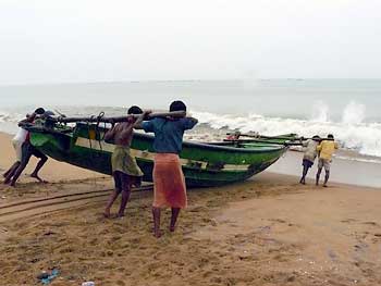 Рыбаки в штате Орисса. Каждое утро, примерно, в 5 часов, они выходят в Индийский океан ловить рыбу.