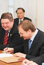 Ректор СПбГУ Н.М.Кропачев (справа) и ректор Университета г. Инчхон г-н Ан Кунг Су подписывают меморандум.
