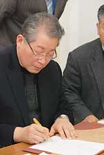 Ректор СПбГУ Н.М.Кропачев (справа) и ректор Университета г. Инчхон г-н Ан Кунг Су подписывают меморандум.