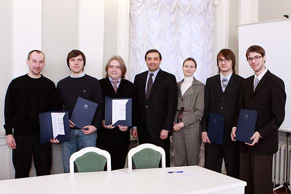 Управляющий Carl Zeiss в России и странах СНГ М.С.Игельник (4-й слева) и О.А.Серёдкина, директор Санкт-Петербургского филиала компании Carl Zeiss, среди награжденных.