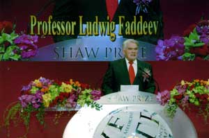 Академик Л.Д.Фаддеев выступает во время церемонии вручения премии Шао Ифу в Гонконге.
