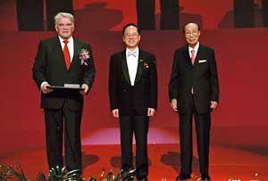 Слева направо: Л.Д.Фаддеев, глава Специального административного района Сянган Дональд Цанг и медиамагнат Шао Ифу.