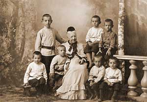 Александра Николаевна Неплюева с детьми Братства (первый слева в верхнем ряду Коля Фурсей).
