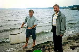 Сбор экспериментального материала на Северном море. В.Л.Журавлев и профессор Гамбургского университета Конрад Визе (слева).
