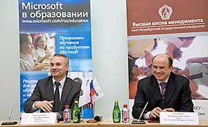 Н.Н.Прянишников, президент Microsoft в России (слева) и декан ВШМ СПбГУ В.С.Катькало.