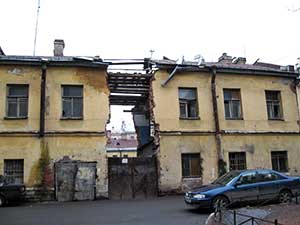 Бани Парланда. Пролом в стене. Фасад со стороны Днепровского переулка.