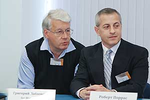 Григорий Лабзовский, генеральный директор Санкт-Петербургского центра разработки программного обеспечения Sun Microsystems (слева) и вице-президент корпорации Sun Microsystems Роберт Поррас.